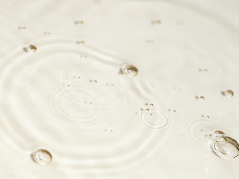 Niacinamide is a form of water-soluble vitamin B3 that supports the structural integrity of your skin.